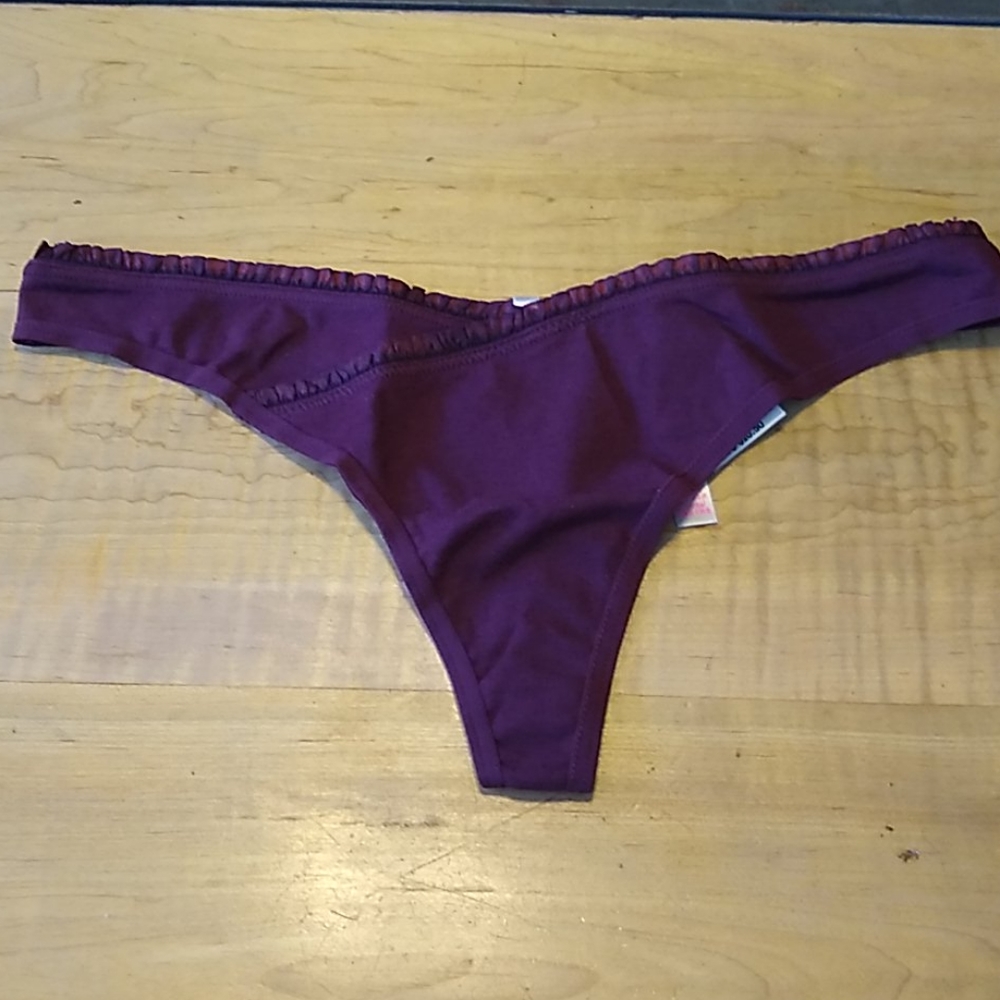 🚨3/$28🚨 NIP-PINK Ruffle Edge Thong